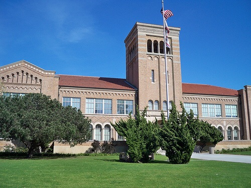 This is an image of Beverly Hill High school where the show takes place. 